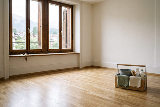 Leere, frisch gereinigte Wohnung mit Parkett, Schlüssel auf dem Fenstersims
