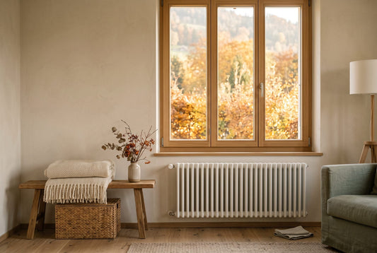 Wohnzimmer im goldenen Herbstlicht mit sauberem Fenster und Heizkörper